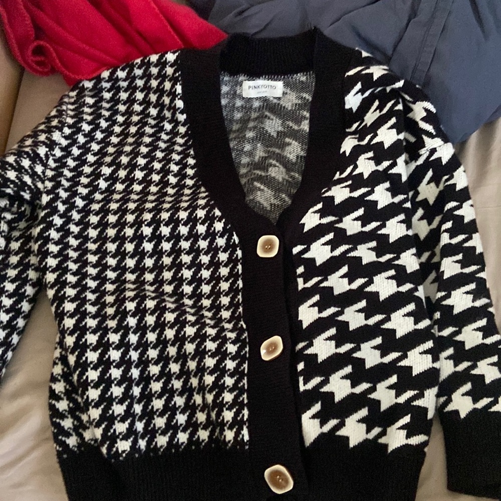Black and white button top